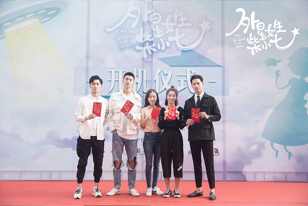 主演合影左起：王皓...