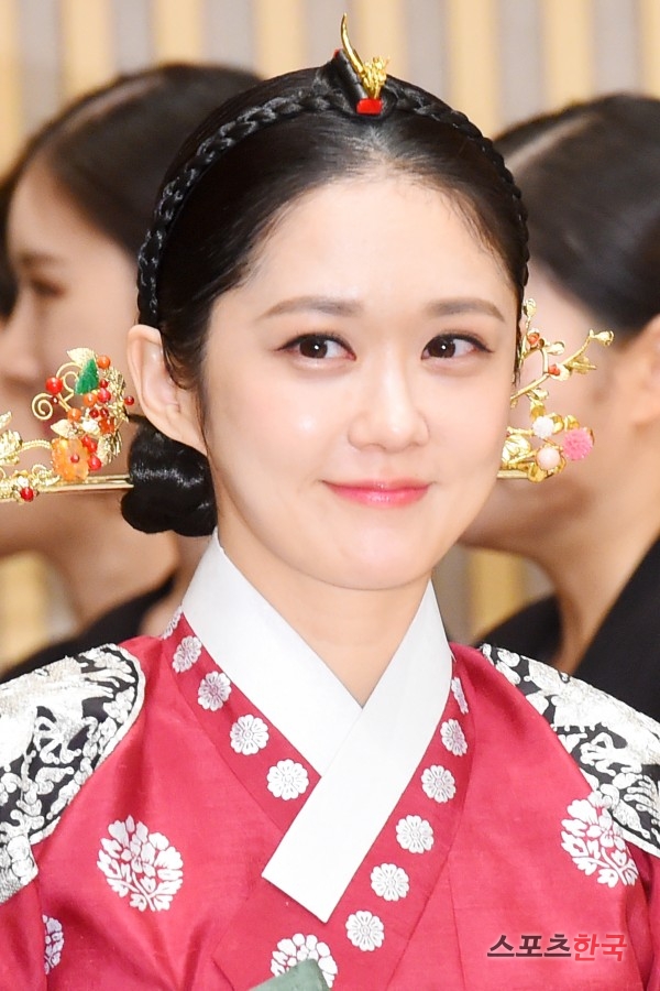 《皇后的品格》剧照第44张图片