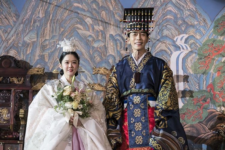 《皇后的品格》剧照第19张图片