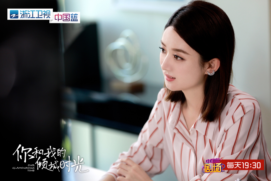 1.赵丽颖条纹衬衫气质...