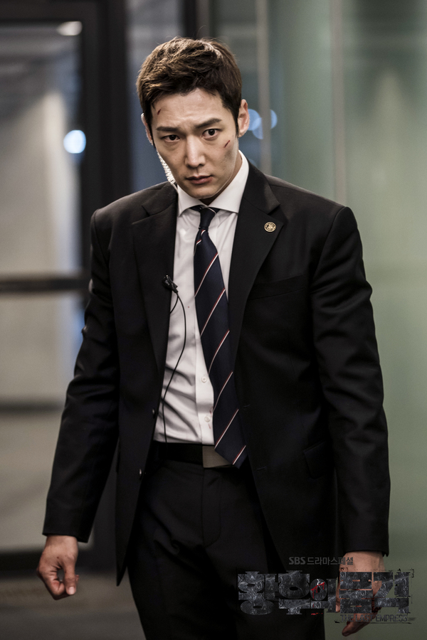 《皇后的品格》剧照第41张图片