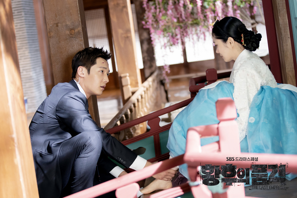 《皇后的品格》剧照第39张图片