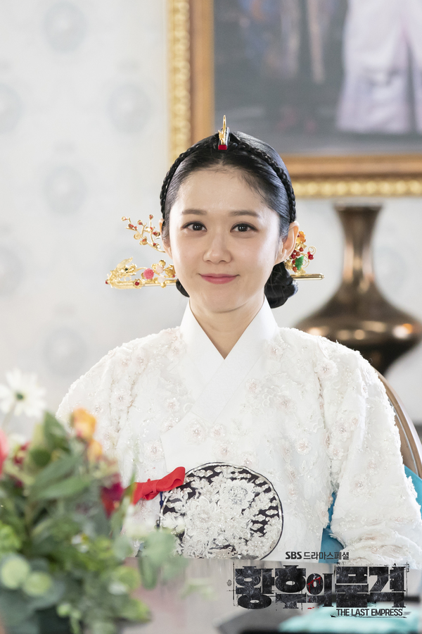 《皇后的品格》剧照第37张图片