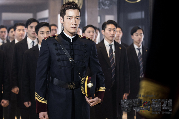 《皇后的品格》剧照第35张图片