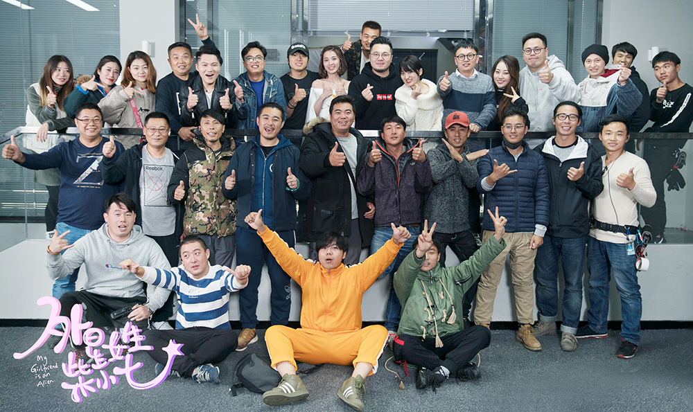 2主演万鹏与工作人员...