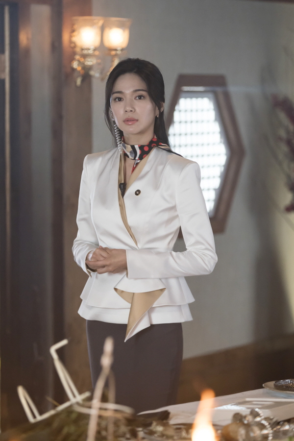 《皇后的品格》剧照第60张图片