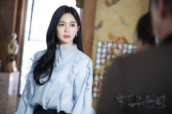 《皇后的品格》剧照第58张图片