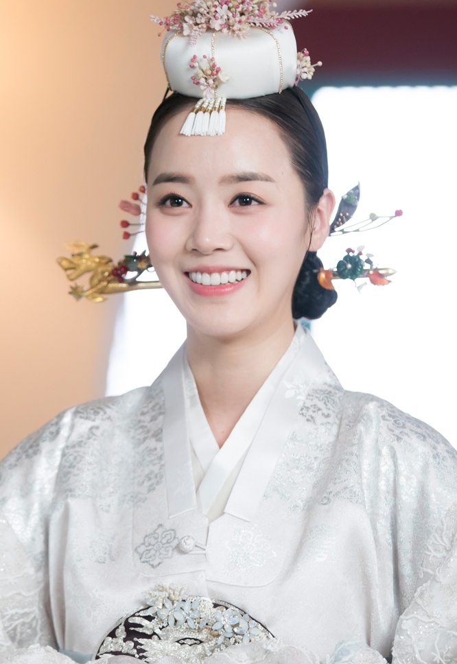 《皇后的品格》剧照第17张图片