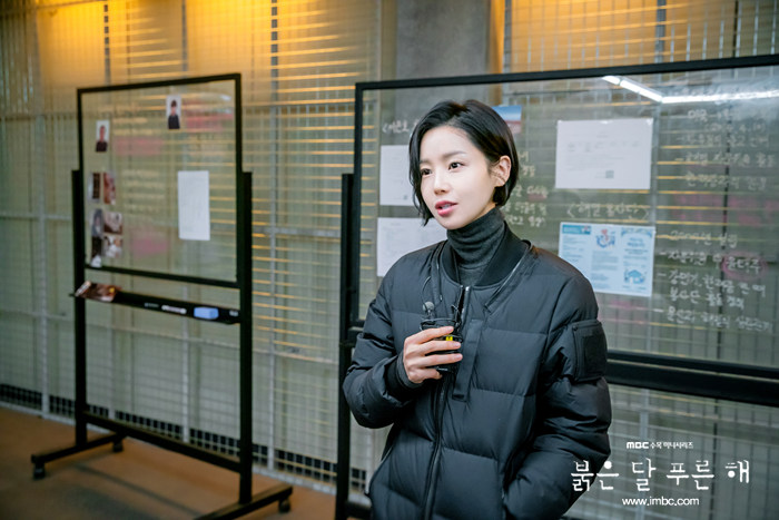 《赤月青日》剧照