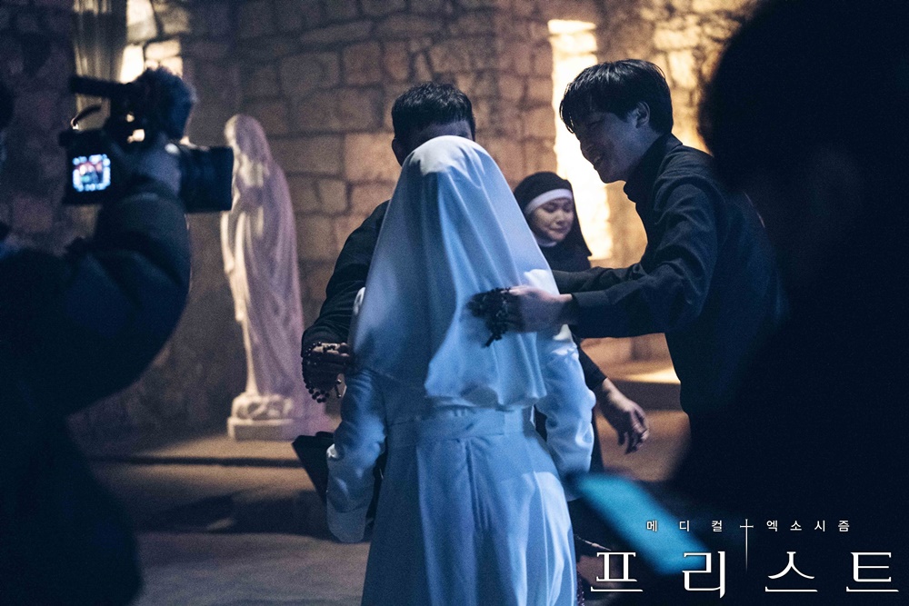 《司祭》海报第47张图片