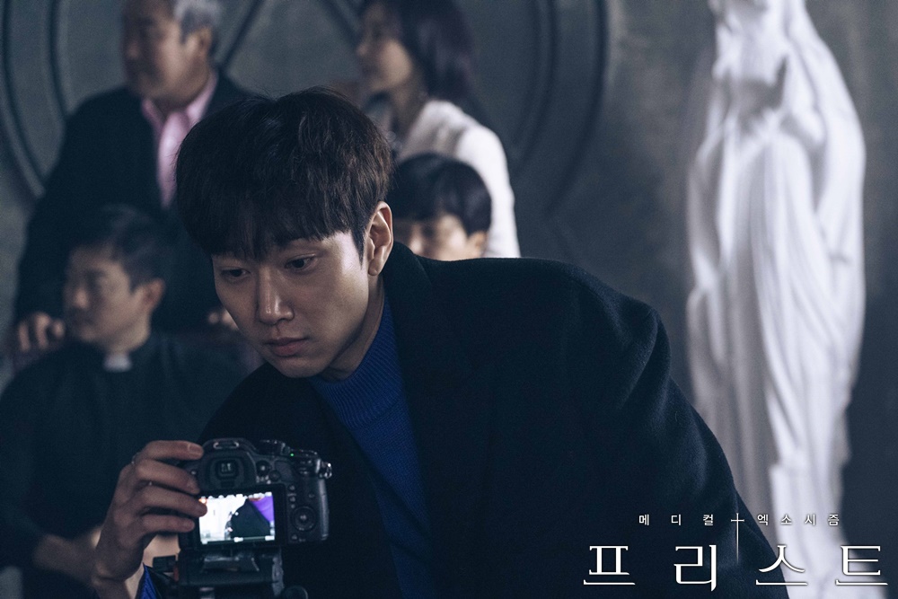 《司祭》海报第29张图片