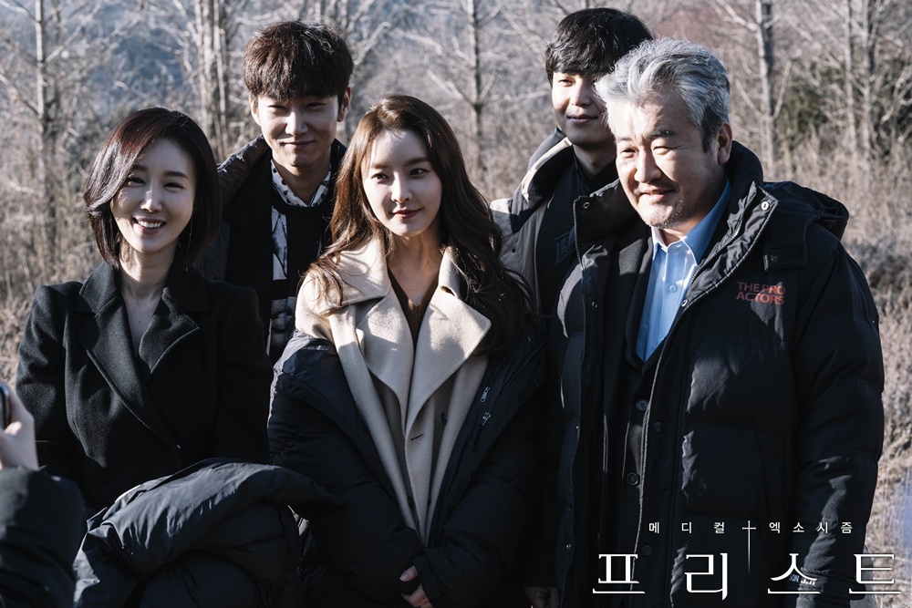 《司祭》海报第8张图片