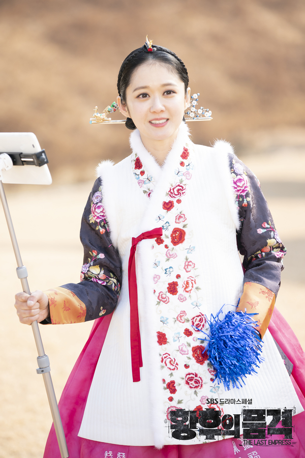 《皇后的品格》剧照第28张图片