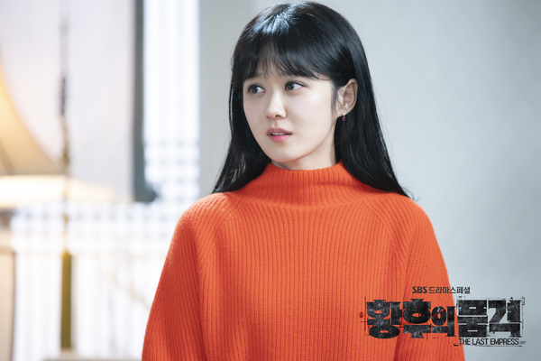 《皇后的品格》剧照第47张图片