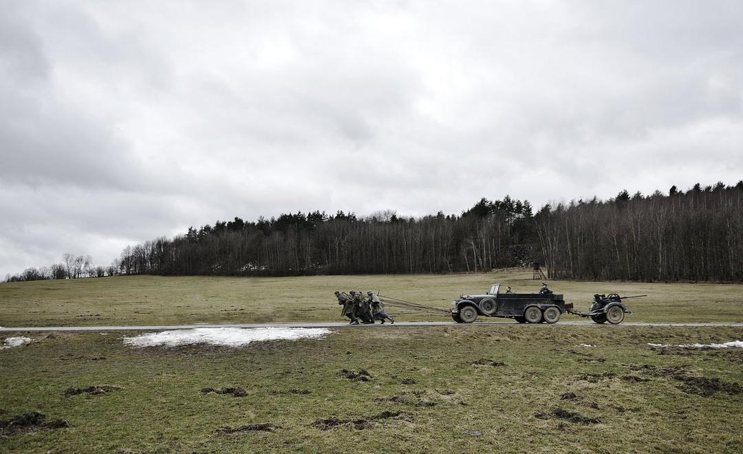 《冒牌上尉》海报