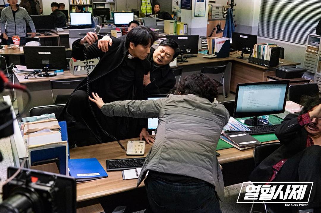 《热血司祭》海报第29张图片