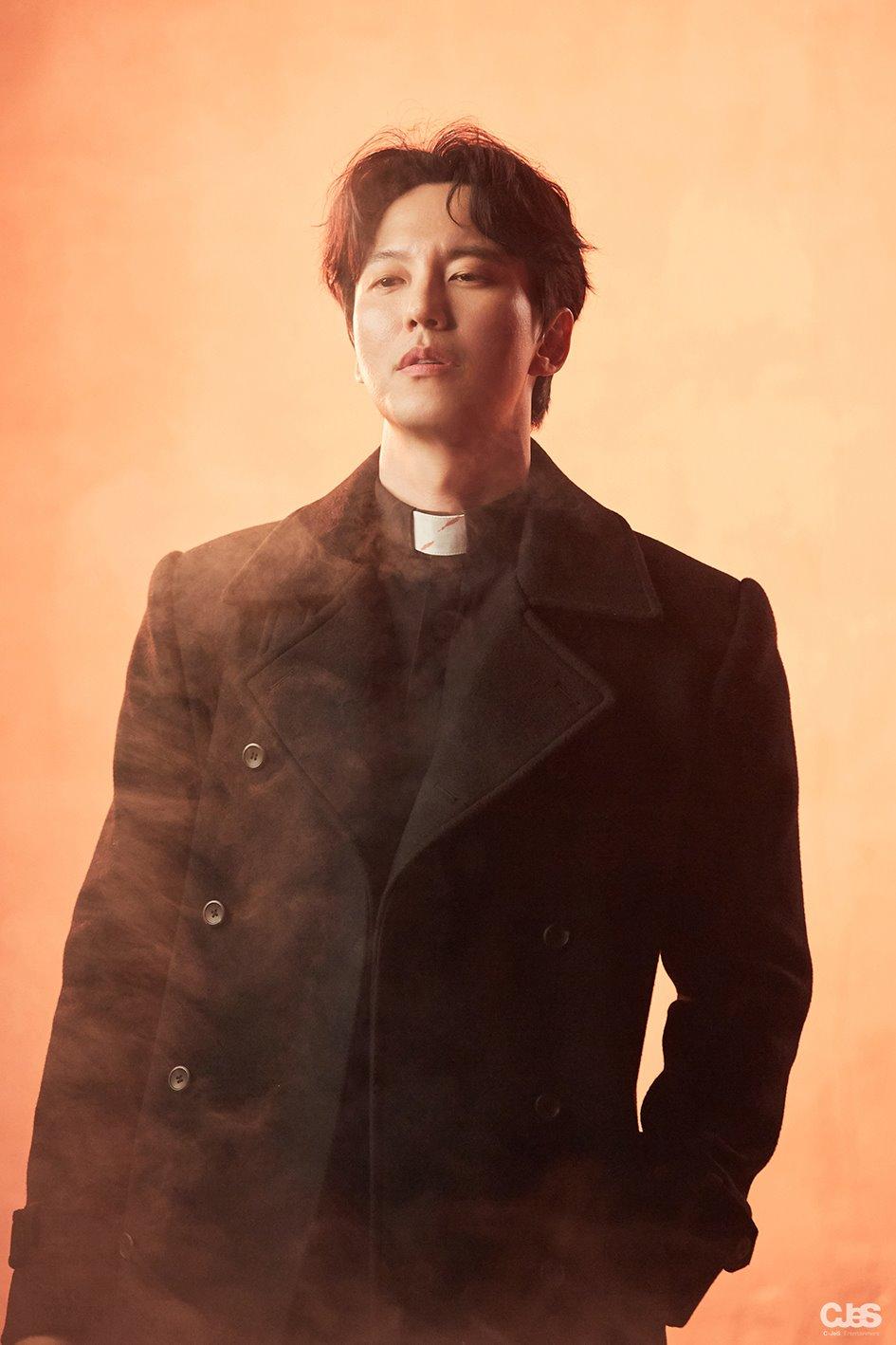 《热血司祭》海报第16张图片