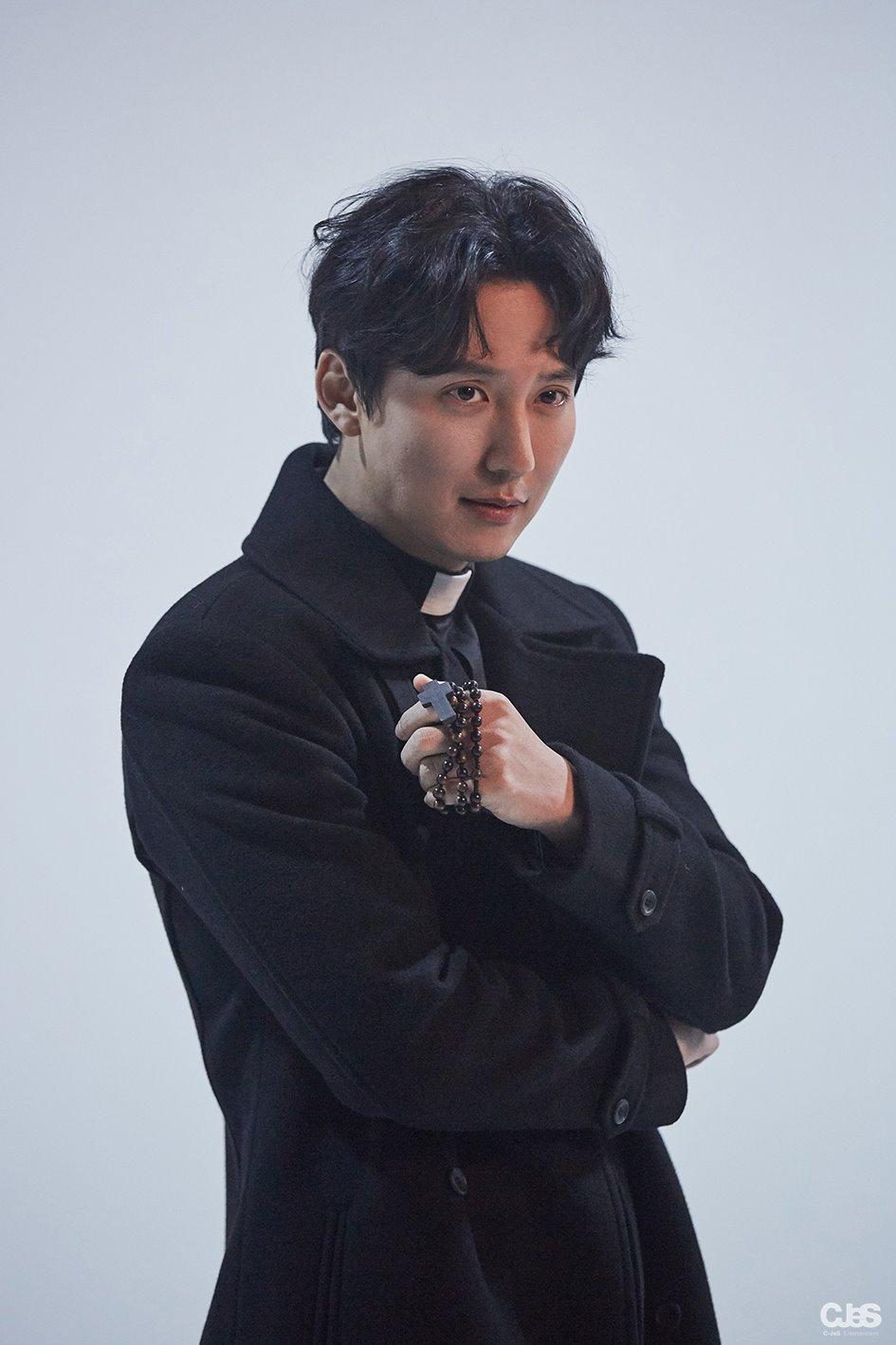 《热血司祭》海报第51张图片