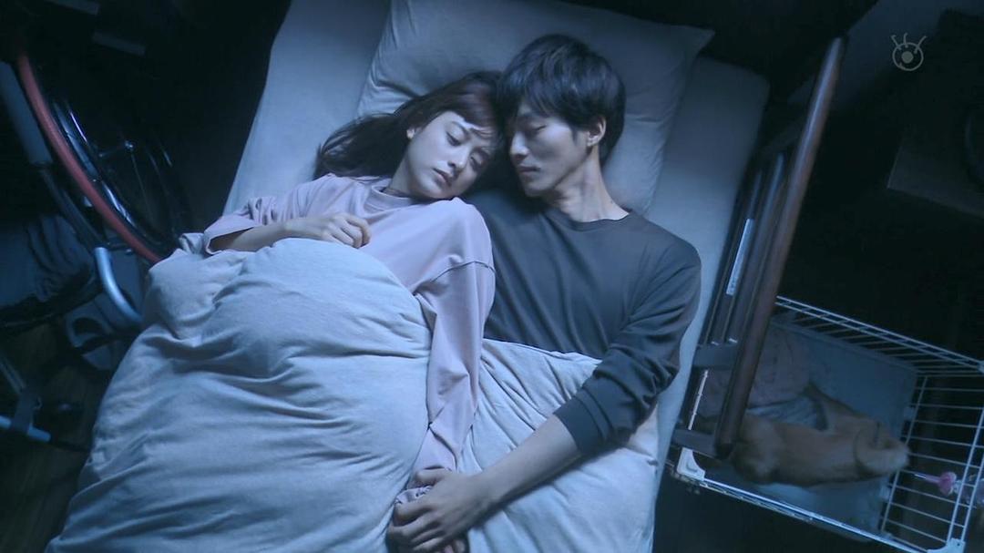 这么小的床睡两个这么...