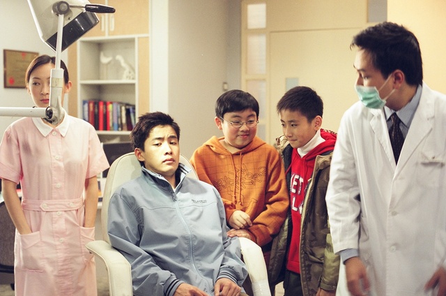 《一屋两家三姓人》海报