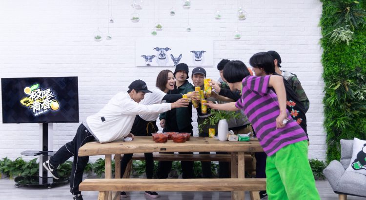 王珞丹与队员们