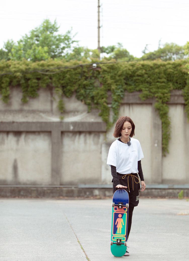 王珞丹练习滑板