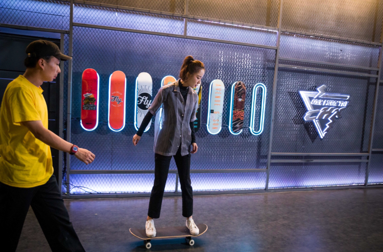 王珞丹滑板练习