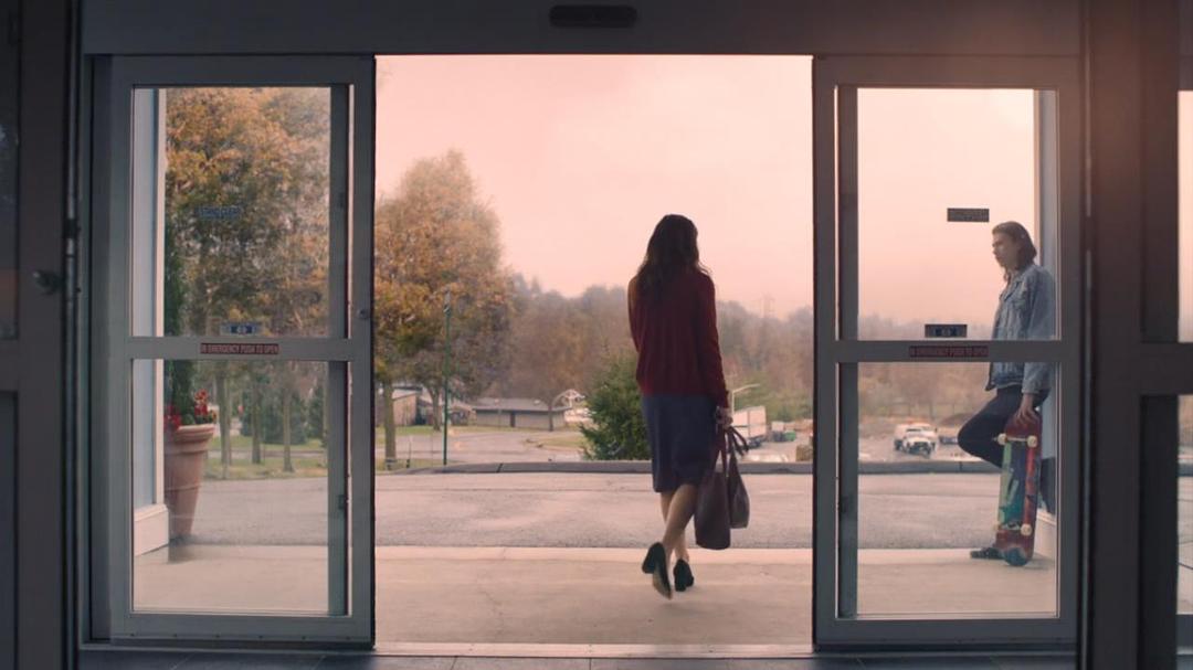 拿着滑板这样等我啊...