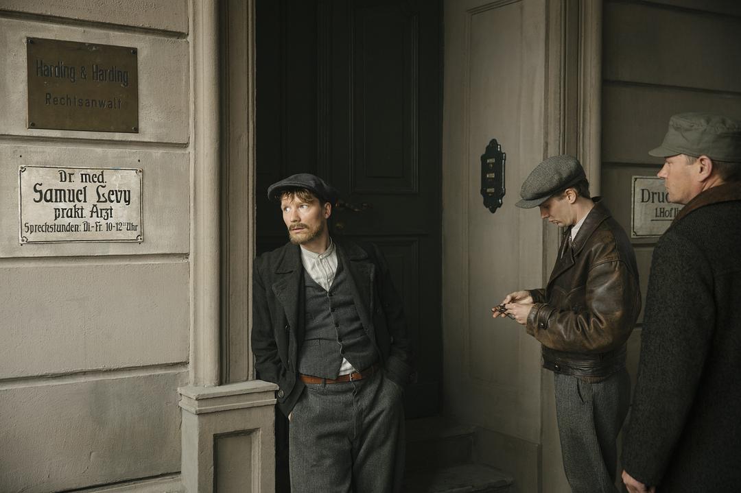 《巴比伦柏林第三季》海报第20张图片