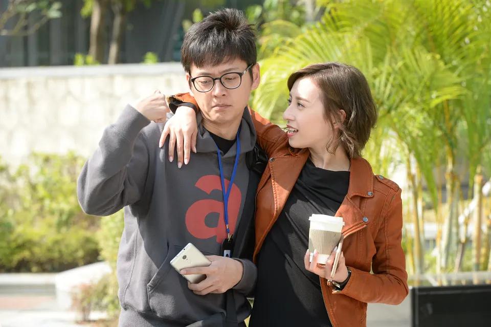 《坚离地爱坚离地》剧照