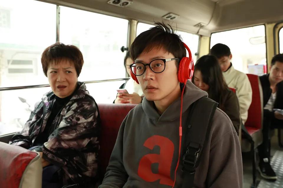 《坚离地爱坚离地》剧照