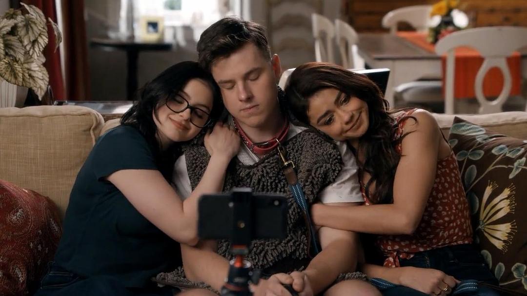 《摩登家庭第十一季》海报第46张图片