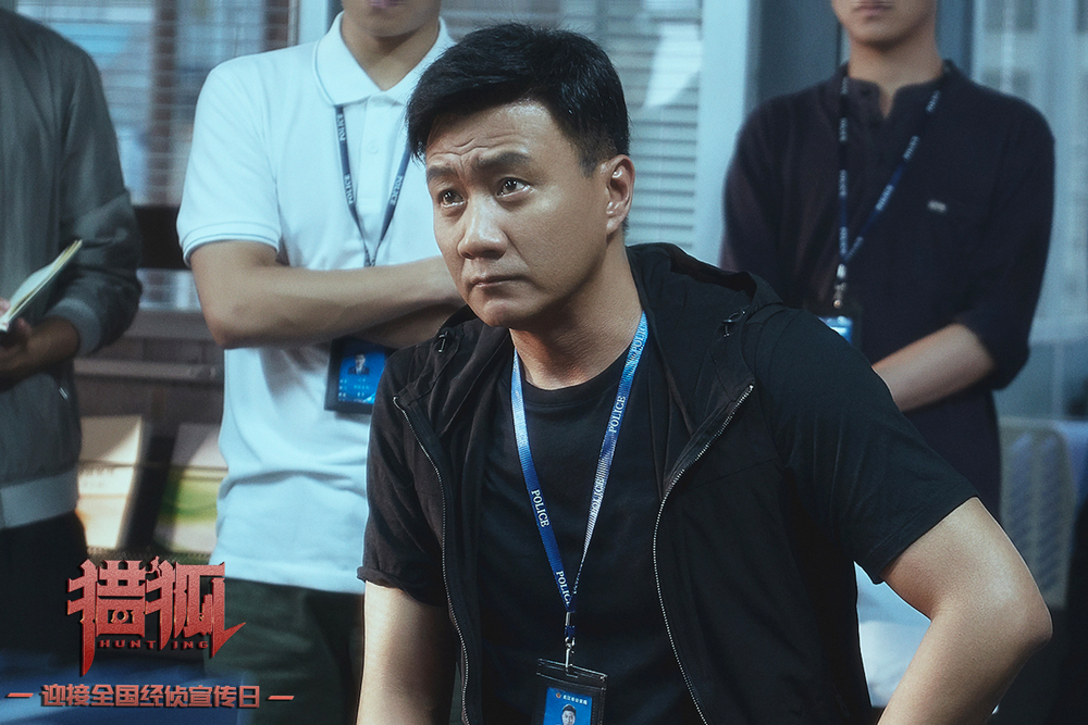 杨建群（胡军饰）决定...