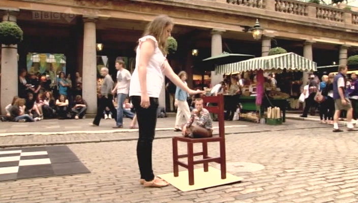 《眼见不为实》海报